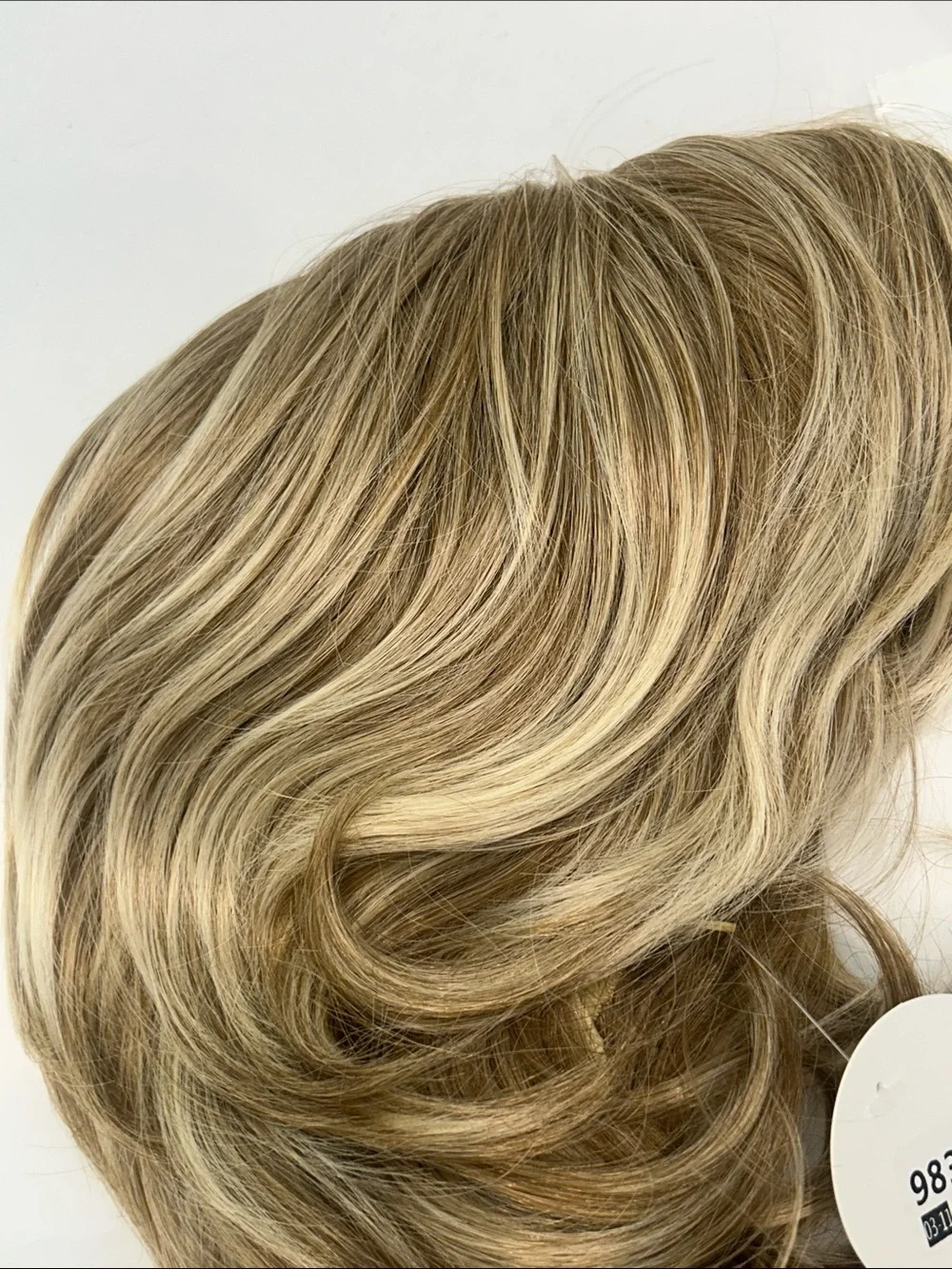 Blonde highlight medium Women’s synthetic hair wig new w tag, cap, & Bobby pins